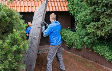 Jak wymienić starą bramę garażową na nową segmentową?