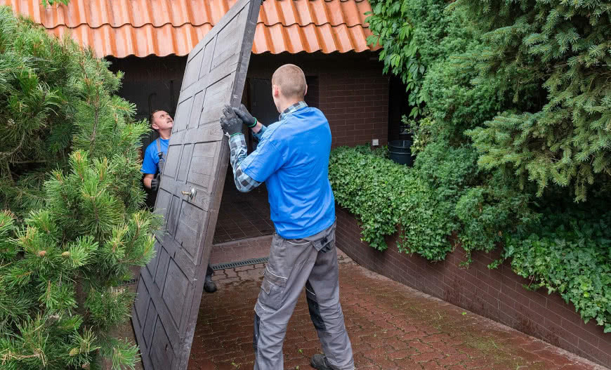 Jak wymienić starą bramę garażową na nową segmentową?
