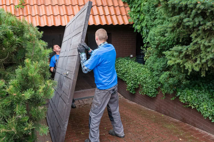 Jak wymienić starą bramę garażową na nową segmentową?