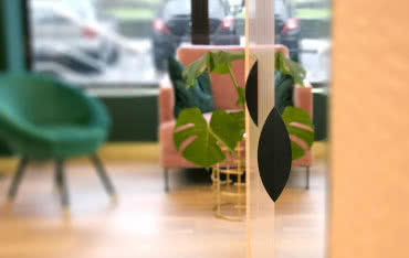 Czarne akcesoria meblowe firmy Rejs