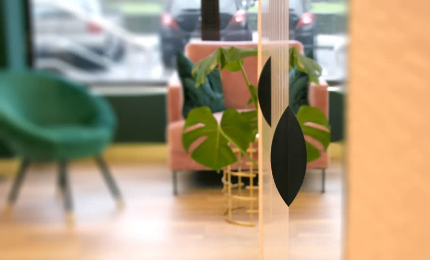 Czarne akcesoria meblowe firmy Rejs