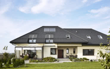 Okno na poddaszu z kolektorem słonecznym