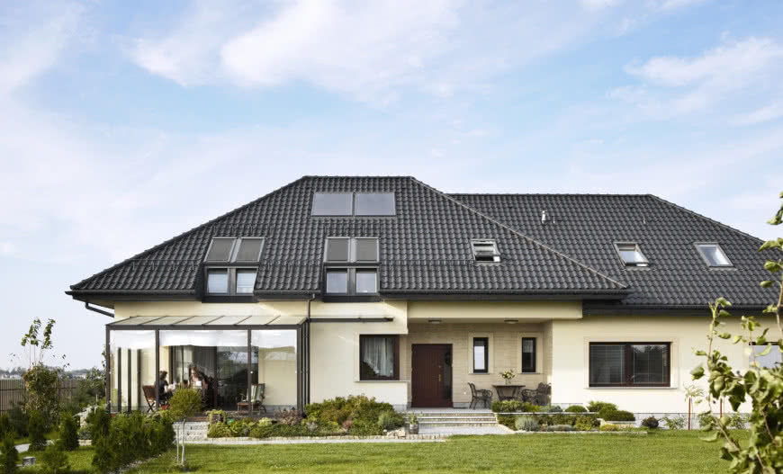 Okno na poddaszu z kolektorem słonecznym