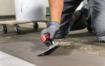 Rola włókien w zaprawach klejowych. Poradnik wykonawcy