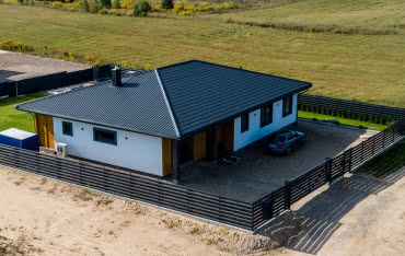 Blacha trapezowa jako pokrycie dachowe tradycyjnego domu