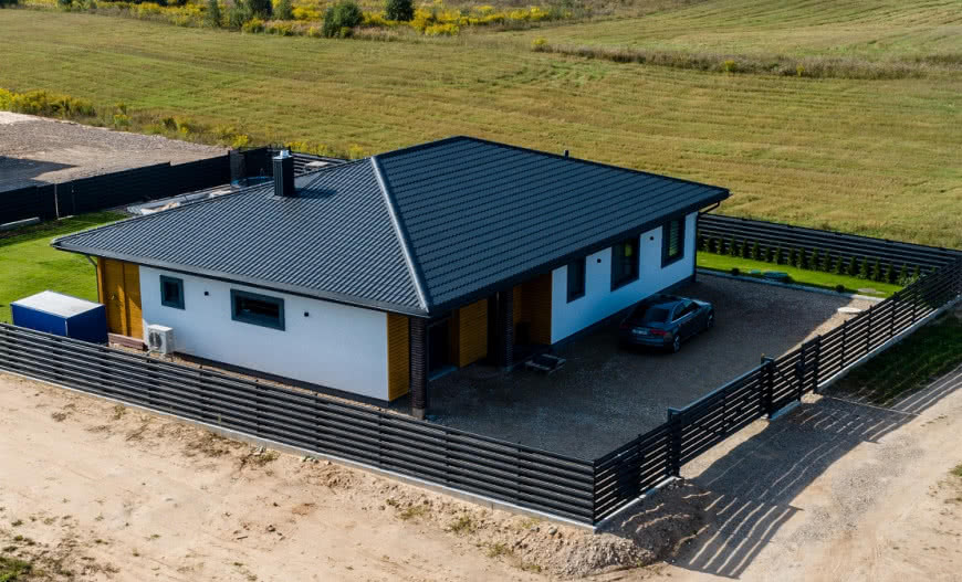 Blacha trapezowa jako pokrycie dachowe tradycyjnego domu