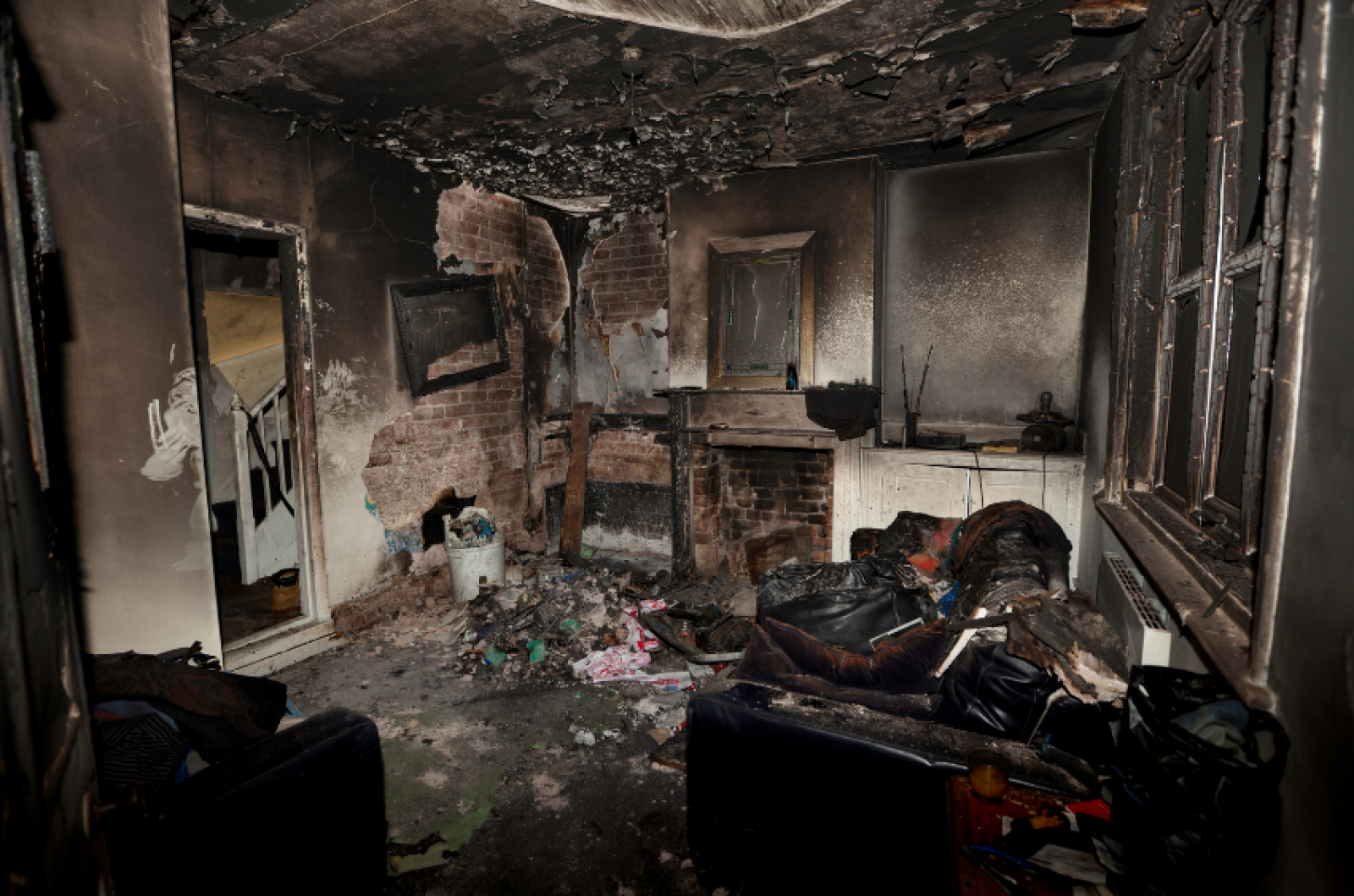 Katastrofalny efekt przeciążenia instalacji elektrycznej - pożar pomieszczenia. fot. MK Systemy Kominowe