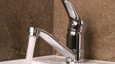 Jak naprawić cieknący kran w kuchni i łazience?
