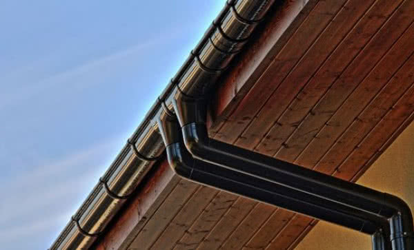 Drewno, stal czy PVC - wybierz podsufitkę na miarę swoich potrzeb