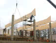 Trwa montaż dachu basenu w Bytowie