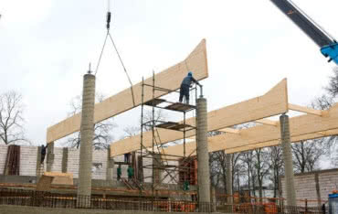 Trwa montaż dachu basenu w Bytowie