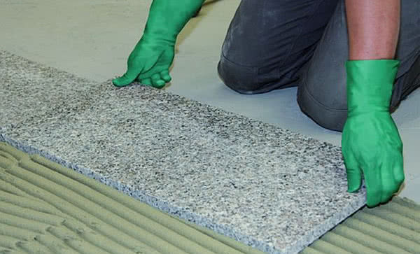 Jaka zaprawa klejowa do remontu łazienki, balkonu i tarasu?