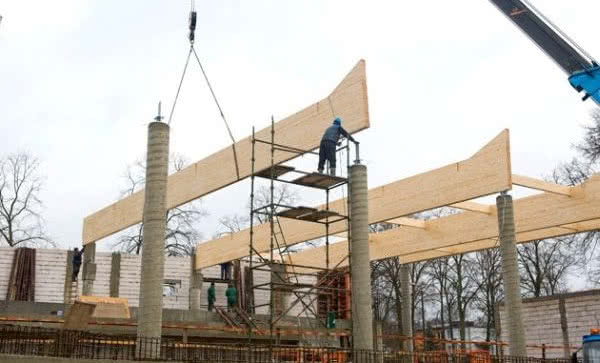 Trwa montaż dachu basenu w Bytowie