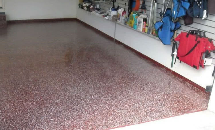 Malowanie podłogi wykonuje się farbami chemoutwardzalnymi na bazie żywicy epoksydowej