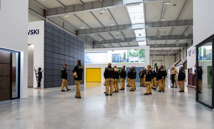 Strażacy szkolą się w nowoczesnej fabryce WIŚNIOWSKI