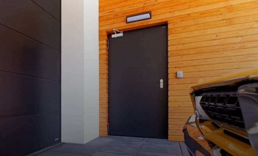 Drzwi techniczne: jak obniżyć koszty i podnieść bezpieczeństwo budynku?