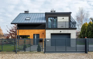 Zabezpieczenie domu krok po kroku: drzwi, okna, ogrodzenie, monitoring