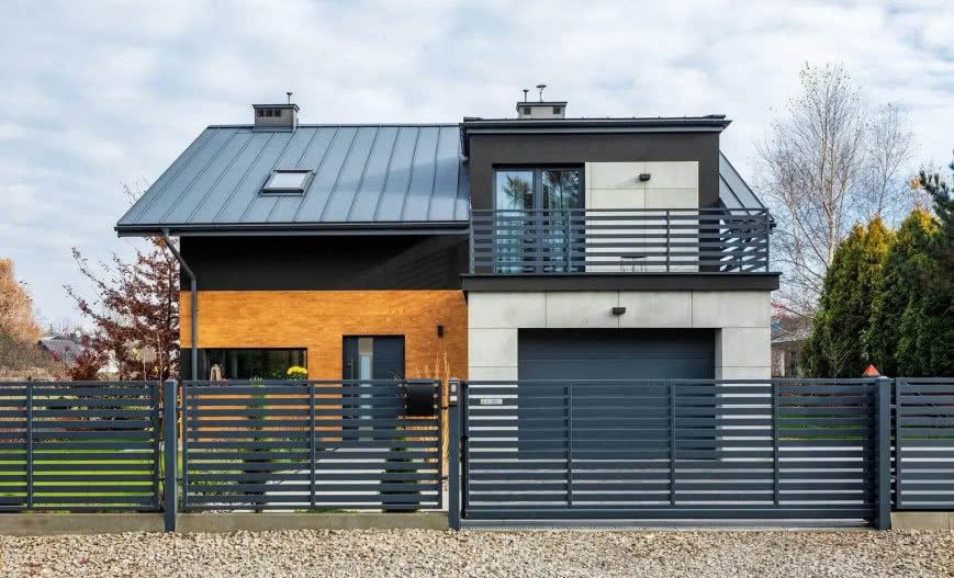 Zabezpieczenie domu krok po kroku: drzwi, okna, ogrodzenie, monitoring