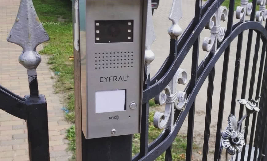 Jak działa domofon cyfrowy i czym różni się od analogowego?