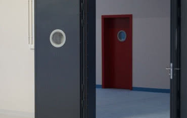 Drzwi magazynowe – rodzaje, wymiary, przepisy