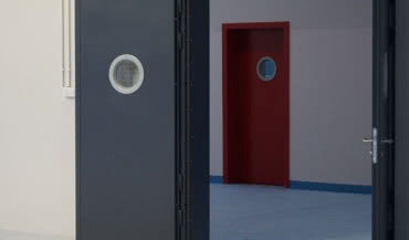 Drzwi magazynowe – rodzaje, wymiary, przepisy