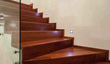 Renowacja drewnianych schodów