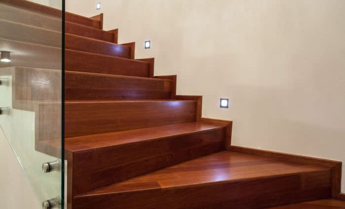 Renowacja drewnianych schodów