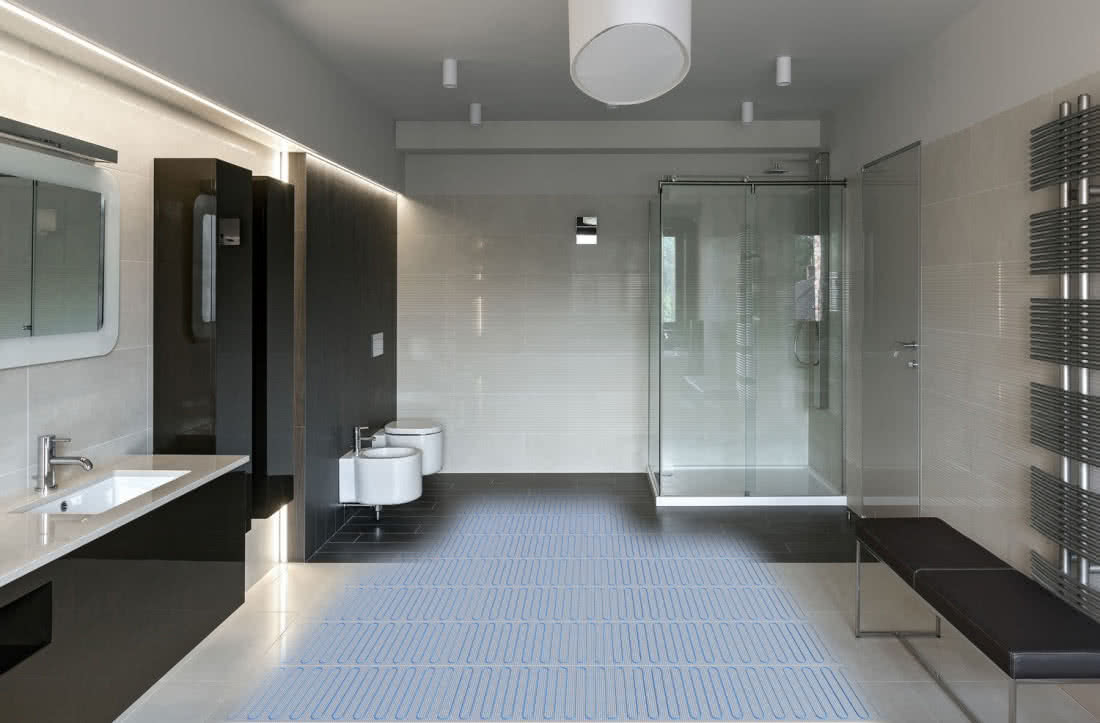 Elektryczne ogrzewanie podłogowe najczęściej montuje się w łazienkach. 