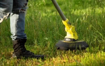 Kosa spalinowa czy elektryczna podkaszarka akumulatorowa?