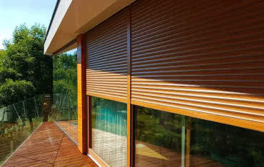 Jak zabezpieczyć dom przed upałami? Rolety zewnętrzne kontra klimatyzacja