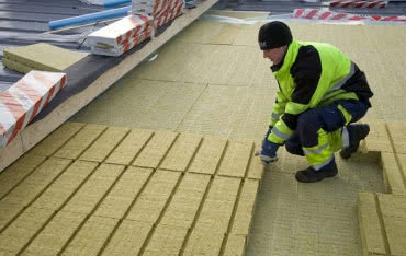 W jaki sposób osuszać konstrukcje dachów płaskich?