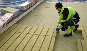 W jaki sposób osuszać konstrukcje dachów płaskich?