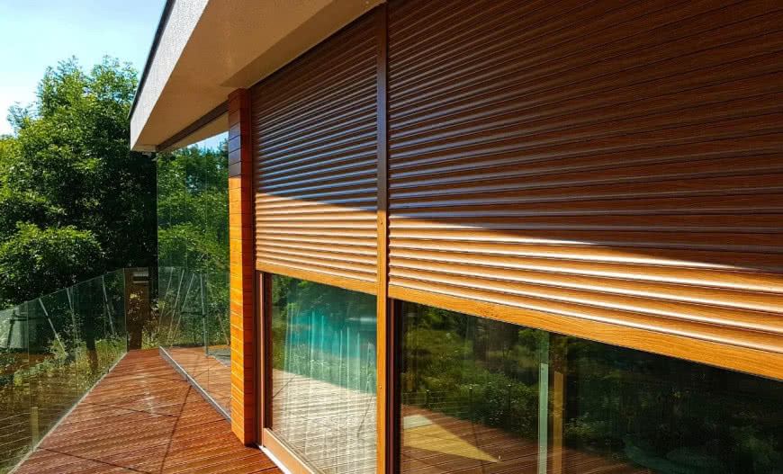 Jak zabezpieczyć dom przed upałami? Rolety zewnętrzne kontra klimatyzacja