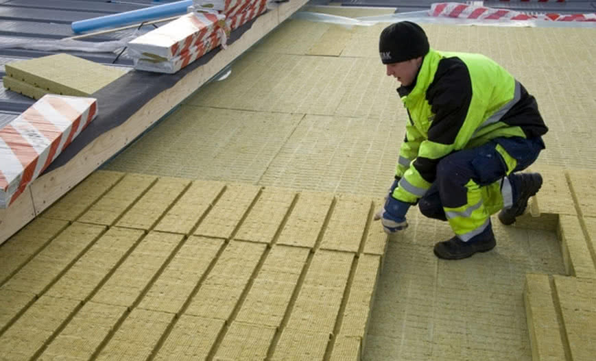 W jaki sposób osuszać konstrukcje dachów płaskich?