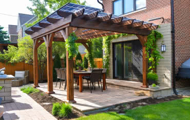 Pergola przyszłości: panele fotowoltaiczne i roślinność na dachu! 