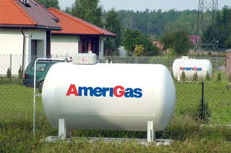 Zbiorniki z gazem płynnym AmeriGas na osiedlu domków mieszkaniowych