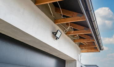 Jak ustawić reflektor z czujnikiem ruchu? Praktyczny poradnik