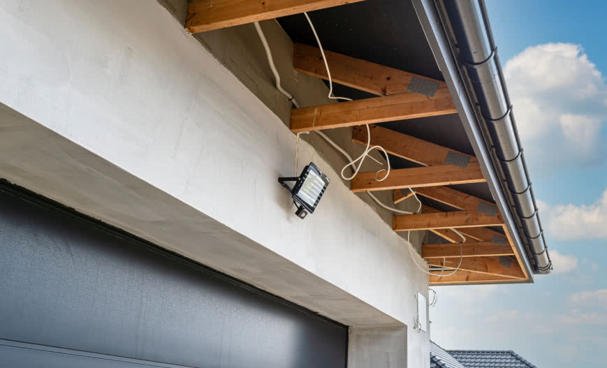 Jak ustawić reflektor z czujnikiem ruchu? Praktyczny poradnik