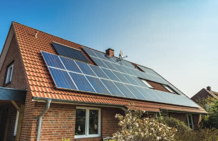 Dach stromy pokryty zestawa fotowoltaicznymi Inisol POWER SET DeDietrich i jednym kolektorem słonecznym