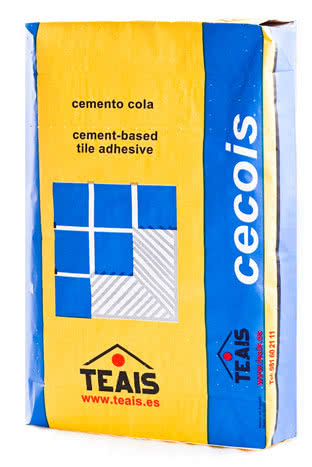 Klej do układania płytek w basenach Cecois Piscinas Super Blanco marki TEAIS
