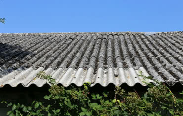 Dofinansowanie na wymianę eternitu. Kto może się o nie ubiegać? Jak złożyć wniosek?