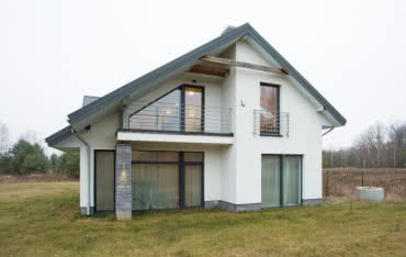 Jak wybrać kolor okien pasujący do wnętrza domu?