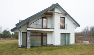 Jak wybrać kolor okien pasujący do wnętrza domu?