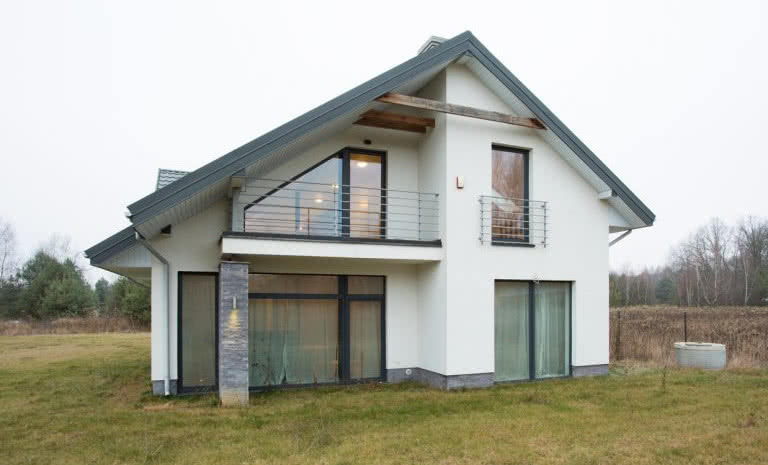 Jak wybrać kolor okien pasujący do wnętrza domu?