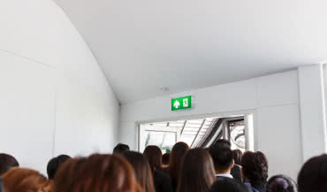 Ewakuacja budynku – jaką rolę odgrywają drzwi ppoż?