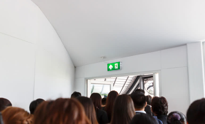 Ewakuacja budynku – jaką rolę odgrywają drzwi ppoż?