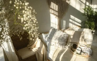 Jak dobrać osprzęt elektroinstalacyjny do stylu boho?