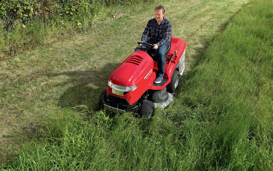 Właściciele dużych posesji mogą pomyśleć o zakupie kosiarki-traktorka z siedziskiem. fot. Honda
