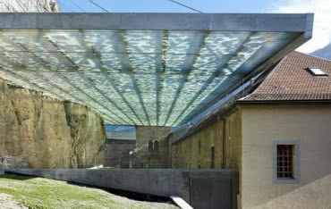 Konstrukcja dachowa, która zabezpiecza przed odłamkami skalnymi