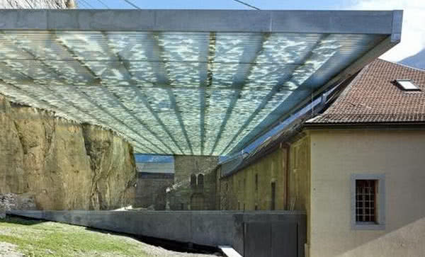 Konstrukcja dachowa, która zabezpiecza przed odłamkami skalnymi